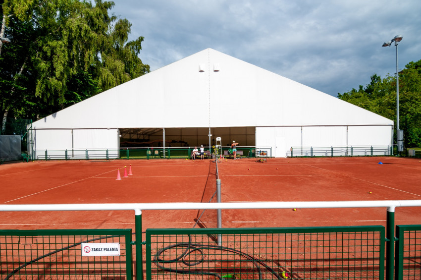 Hala sportowa - kiedy wybrać dach dwuspadowy?